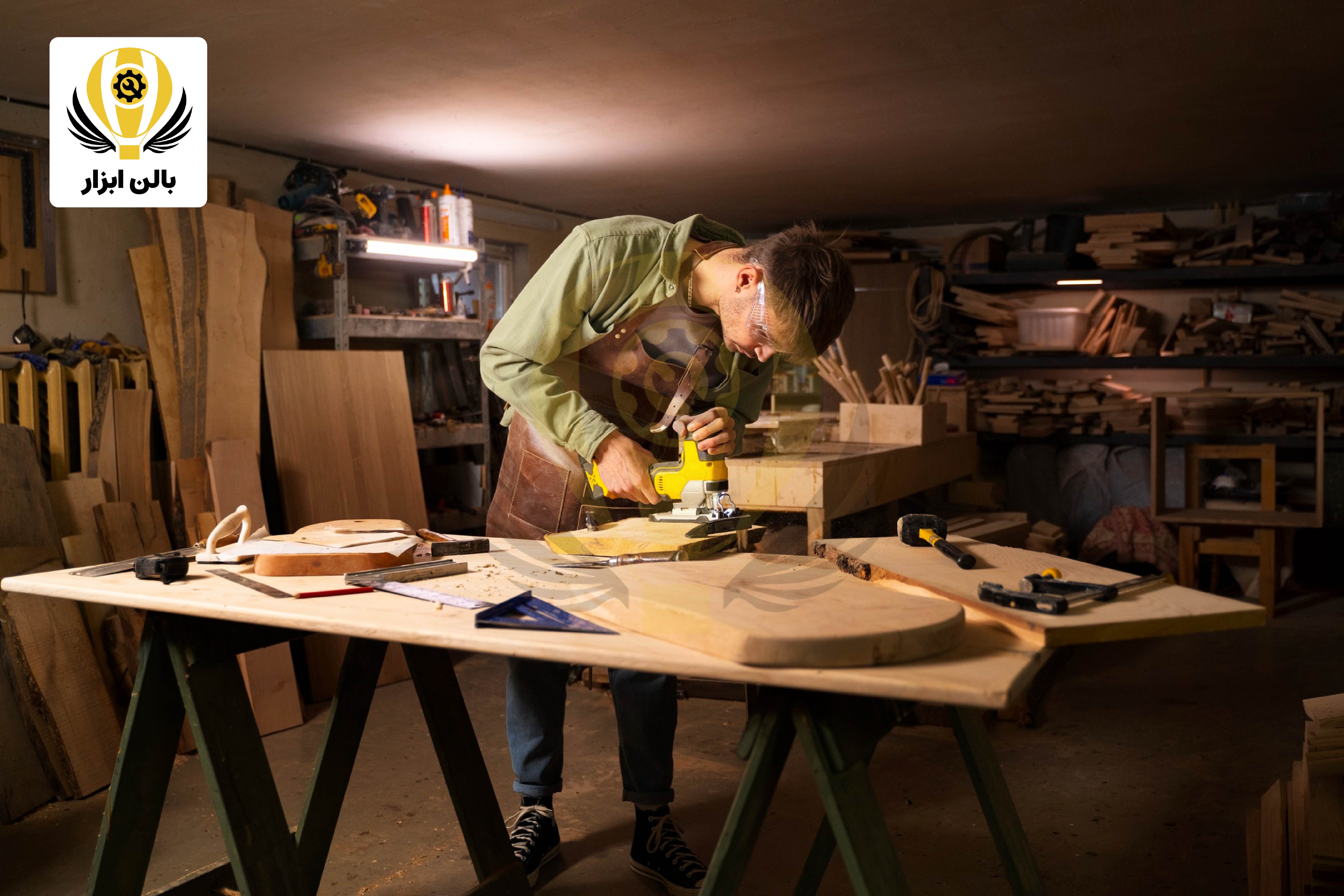 برش با اره عمود بر در کارگاه